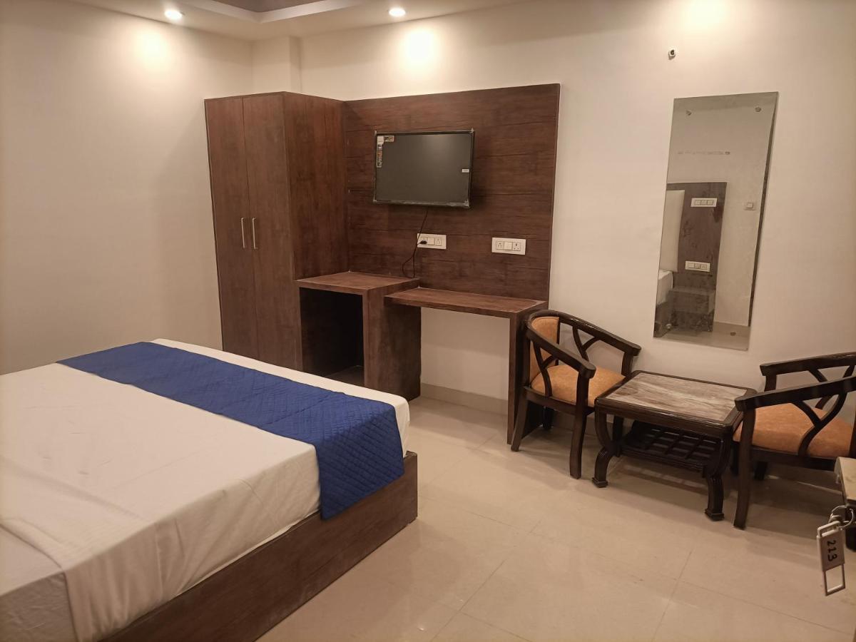Family Hotel Tark Near Igi Airport Delhi New Delhi Bagian luar foto